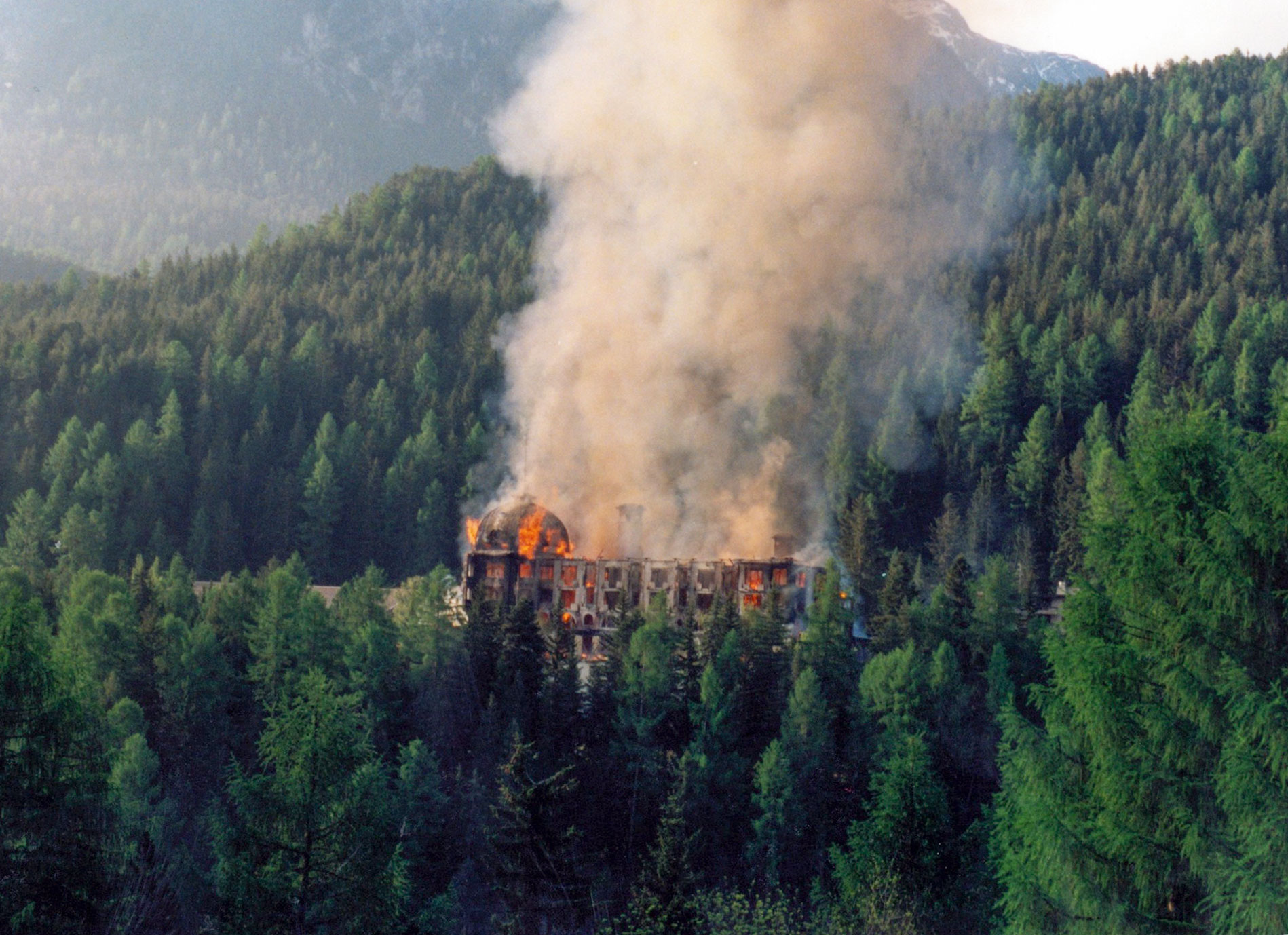 Am 27. Mai 1989 brannte das Waldhaus aufgrund einer Brandstiftung ab. Der Fall ist bis heute nicht geklärt.